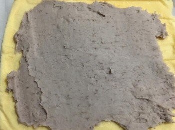 step9: 抹上滿滿的餡料，建議蛋糕的頭尾可以留白，餡料會因擠壓而擴散一些。