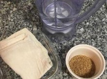 step1: 用果汁機低速做愛玉，只要慢速打1分鐘就可以完成喔～愛玉1：45的比例打出成品略為結實的愛玉凍，如果喜歡吃軟ㄧ點的話，可以用1：50以上來做喔～