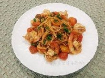 step13: 裝盤後撒上少許的巴西里葉或切碎的蘿勒趁熱享用。