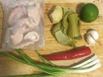 step1: 預先洗燙好的大腸1條（大腸洗法請參考下方連結：滷大腸和油炸肥腸 
https://cook1cook.com/recipe/34377）；
蔥、蒜、辣椒和鹹菜洗淨；薑用湯匙去皮洗淨；