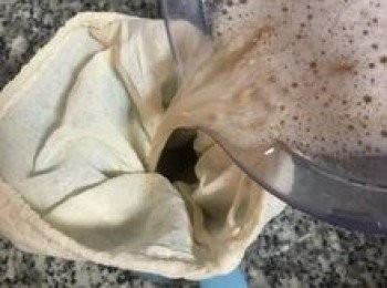 step4: 將打好的愛玉倒入濾袋中，擠出所有的水份。