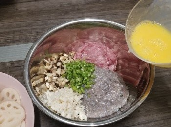 step4: 將所有材料混合埋一齊加半隻雞蛋攪勻