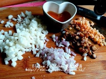step2: 期間將冬菇切粒 , 蝦米切粒 , 冬菇水留起 , 乾蔥頭去衣切粒 , 沙葛去皮切粒