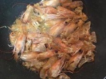 step4: 同時間炒鍋燒熱，放入蝦殼拌炒出香味；放入米酒和水煮過滾，期間用鍋鏟壓一壓蝦頭，煮到高湯表面呈紅色即可濾出高湯備用；