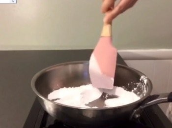 step1: 50g糯米粉 開最小火炒至微微黃色