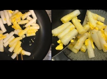 step4: 腸粉表面起泡。加入蛋液。
不加亦可。