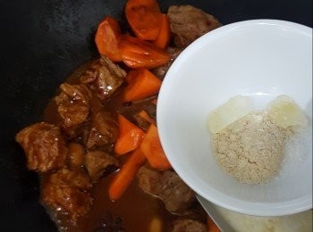 step6: 加入冰糖及雞粉炒勻