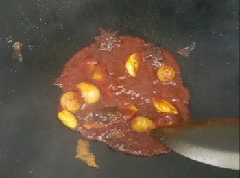 step3: 加入醬料（甜面醬，豆瓣醬，茄汁）炒至起紅油