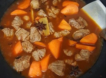 step7: 加入清水，要過材料面少許，煮滾後收細火煮1小時至淋