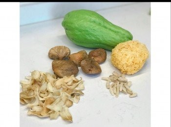 step2: 佛手瓜去芯切件，連同其他材料（除雪耳）水滾加入，㷛兩小時