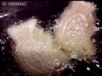 step6: 燒滾油, 先炸1分鐘不要動(避免散開), 慢火炸至金黃即可