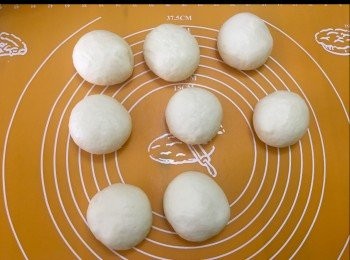 step1: ～用麵包機打好麵團及發酵完第一步驟後，取出團排氣分成8份團搓圓。
～蓋上保鮮紙，等鬆弛20分鐘