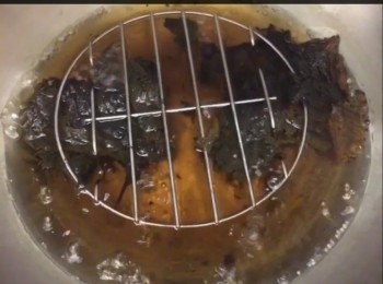 step2: 水滾後把兩片紫蘇葉放入滾水中