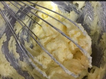 step2: 糖同牛油打至奶白色，分2-3次加入蛋黃拌勻，牛奶2-3次加入，篩入面粉拌勻冇粒，搓成團，如果痴手放入雪櫃20-30分鐘