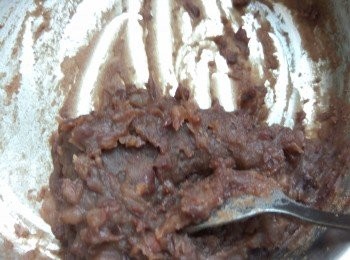 step3: 變固體軟身後加2茶匙油和糖搞混熄火即成。