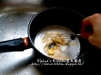 step10: 將牛油及砂糖放入煲內 , 加入餘下的100ml椰漿及50ml花奶 , 用慢火煮至牛油溶化