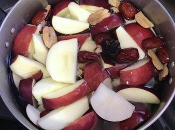 step2: 所有材料隨水大火煲,
煲滾後，轉中細火煲45分鐘即可