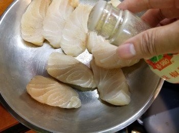 step2: 青衣柳兩邊灑上適量味椒鹽