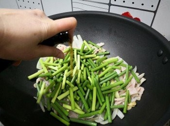 step5: 贊酒爆炒至蒜心熟透（未熟會帶辛辣味）