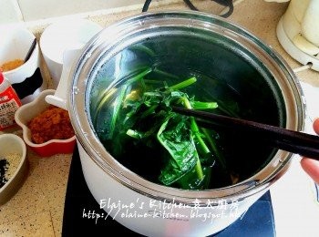 step7: 按<蒸/煮>功能 , 時間煮5分鐘至菠菜軟身