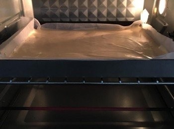 step7: 上下火150度烤約20分鐘，表面上色、內部熟透即可出爐。
*各家烤箱狀況不同，請自行調整，烤蛋糕捲建議溫度不要衝太快，以免過於乾燥讓蛋糕捲龜裂斷裂。