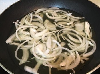 step4: 將洋蔥放入鍋中拌炒，加入高湯燉煮。