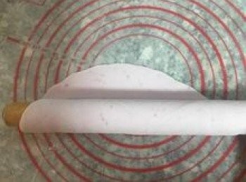 step20: 邊捲邊壓滾擀麵棍，依同樣方式擀捲從四個角度操作，這樣麵皮就會越來越薄，而且會很均勻；（如麵皮會沾黏就要再撒粉喔～）