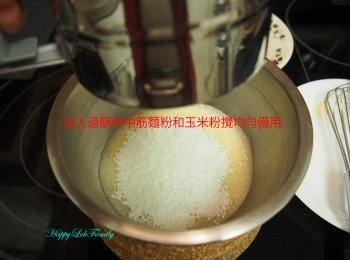 step8: 加入過篩的中筋麵粉和玉米粉攪均勻備用