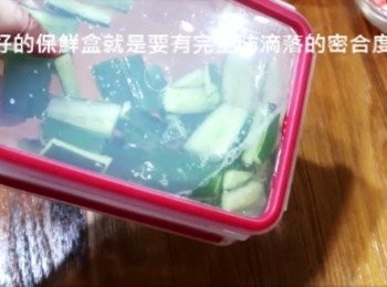 step3: 去青後小黃瓜用冰開水沖除多餘鹽份並瀝除水份備用
(好的保鮮盒就是要有完全防滴落的密合度)可參考實做影片