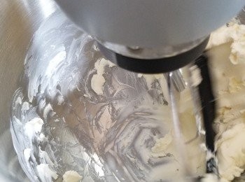 step4: 將忌廉芝士及砂糖打至軟身。