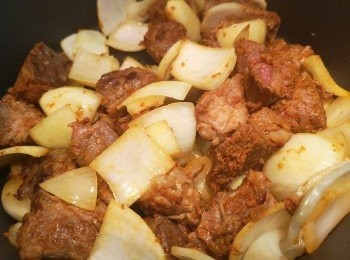 step7: 將洋蔥和薯仔回鑊炒勻。