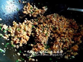 step6: 繼續用中火炒至豬肉轉色熟透 , 冬菇水收乾即成餡料