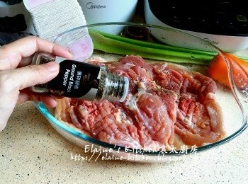 step2: 放入器皿內加入黑胡椒碎 , 酒及<span class="group_2">醃料</span>拌勻靜待30分鐘