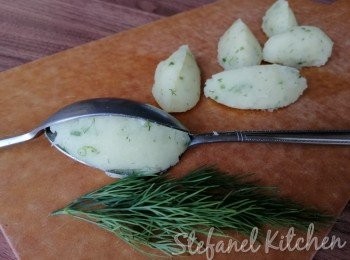 step4: 放1/3薯蓉在西式湯匙上，用另一隻西式湯匙一上一下30度角來回幾次後便可做出很美麗的薯蓉