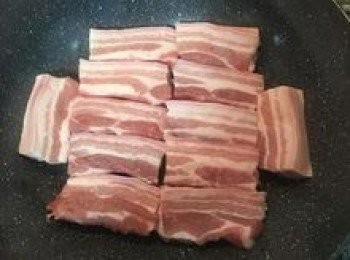 step2: 不沾鍋不用放油，直接將肉朝下，排到鍋裡，