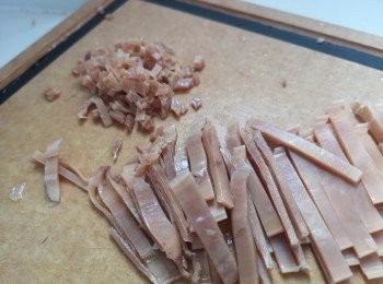 step4: 魷魚先切絲再切粒。
