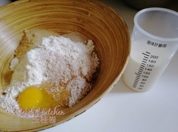 step1: 全部放於大碗內攪拌數圈，然後加入鹽搓成麵糰