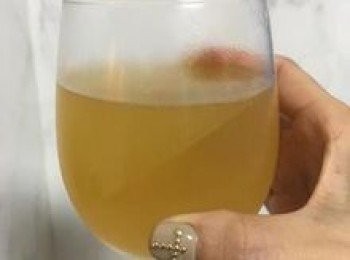 step11: 取出已結凍的愛玉，輕輕的將蜂蜜檸檬水倒在另一邊；