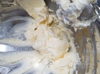 step1: 牛油和糖粉打至白色