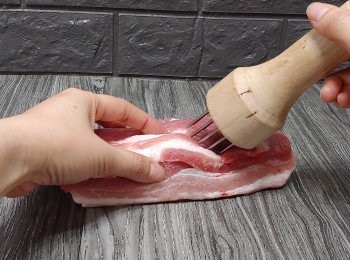 step2: 在腩肉上刺上密集小孔