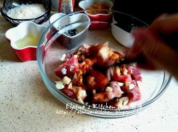 step4: 放入大碗內加入蒜粒 , 乾蔥粒及<span class="group_2">醃料</span>拌勻靜待1小時