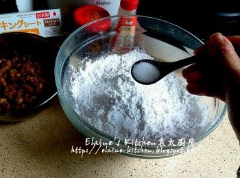 step7: 木薯粉 , 澄麵 , 生粉放入大碗內 , 加少許鹽用膠刮拌勻