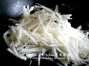 step6: 爆香餡料的鑊不要洗 , 加入蘿蔔絲拌炒數分鐘