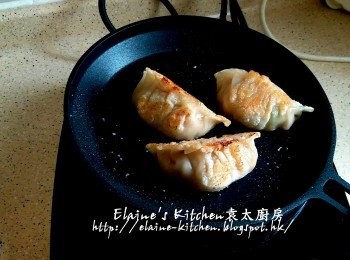 step12: 按<煎蛋 / 煙肉>功能 , 火力調至680 , 煎至每面微黃或金黃色 , 食時灑上黑芝麻粒即可