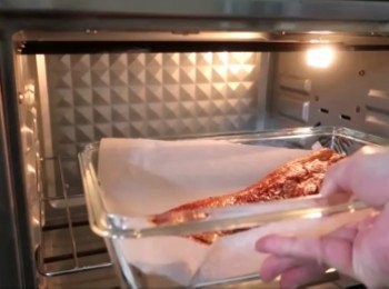 step2: 如沒一次全部使用完就取需要份量，
保鮮盒底擺上烘焙紙，
再擺上事先醃漬入味的五花肉，
送入事先以190度c預熱好烤箱，
烘烤30分鐘後翻面再續烤10分鐘