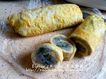 step12: 蛋卷除去保鮮紙切成一件件 , 放入美的早餐機的煎pan內 , 按<煎蛋 / 煙肉>功能