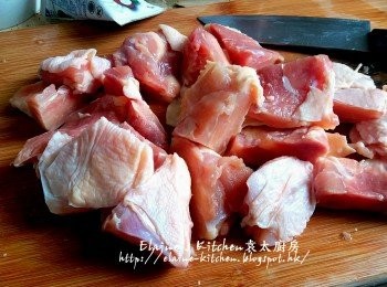 step1: <a href="https://bit.ly/2ZxapeY" target="_blank" data-keyword="雞扒" class="guide-link"><strong>雞扒</strong></a> <span style="display:inline-block;vertical-align:middle;margin-top:-3px;color:initial;border-radius:3px;padding:2px 3px;font-size:12px;line-height:14px;background:#87d300;color:#fff;">即買</span> 用水沖洗乾淨 , 抹乾水份後切大件