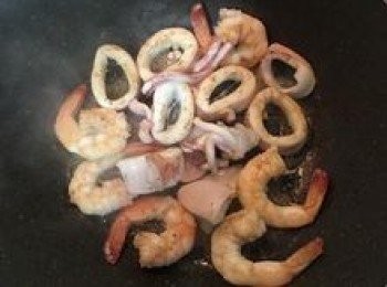 step5: 炒鍋燒熱後，放入橄欖油將海鮮炒到8分熟後起鍋備用；