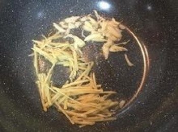 step6: 熱鍋放入適量的油和香油，放入薑絲和蒜片炒香；