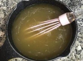 step10: 接著加入蜂蜜、檸檬汁和約240g的冷開水拌勻，試甜度加入糖粉拌勻（因為愛玉凍是沒有調味的，所以<span class="group_2">蜂蜜檸檬凍</span>的甜度要夠喔～）；接著將混合液濾到方便倒取的容器中。